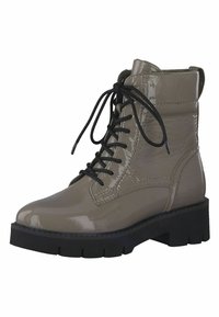 Botines de cordones en piel sintética de charol taupe brillante con suela negra gruesa, que presentan detalles cosidos y cordones negros.