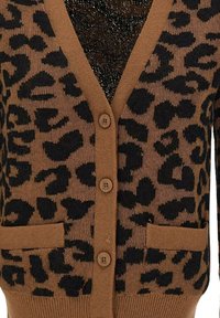 Cardigan con stampa leopardata in marrone e nero, tessuto lavorato a maglia, scollatura a V, chiusura con quattro bottoni, due tasche frontali, orlo e polsini a costine.