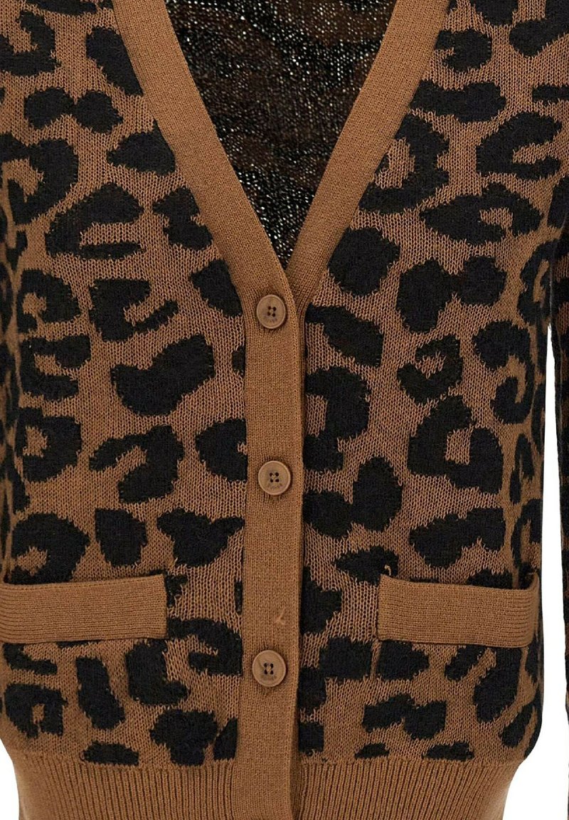 Cardigan con stampa leopardata in marrone e nero, tessuto lavorato a maglia, scollatura a V, chiusura con quattro bottoni, due tasche frontali, orlo e polsini a costine.