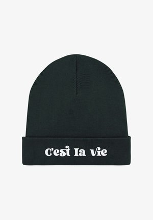 Bonnet en tricot vert foncé avec un revers plié. Présente un texte blanc indiquant "C'est la vie" dans une police stylisée.