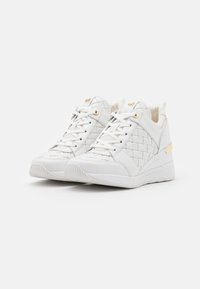 Baskets blanches tissées avec une finition en cuir texturé, dotées d'accents en matériel doré et d'une semelle rembourrée pour le confort.