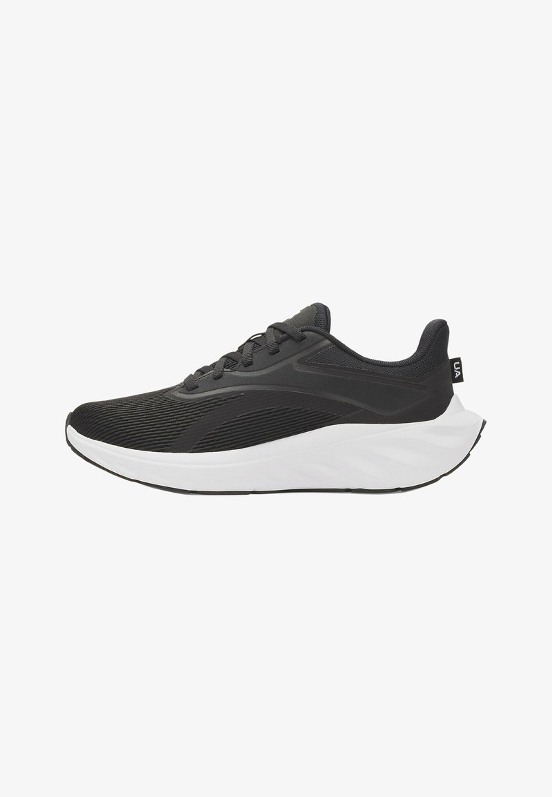 Baskets de sport noires avec dessus en tissu côtelé, lacets noirs et semelle blanche épaisse et rembourrée, vues de côté sur fond blanc.