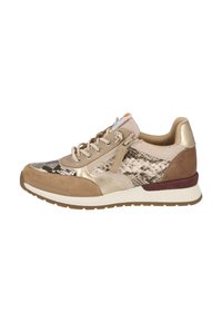 Zapatillas beige y marrón con paneles de estampado de serpiente, cordones, cremallera lateral, collar acolchado y suela blanca con neumático marrón.