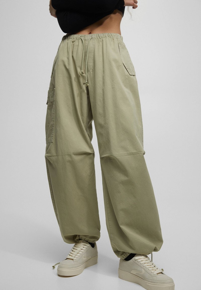 PULL&BEAR PARACHUTE WITH A POCKET Pantalon cargo mottled ochre/ocre