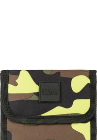 Portafoglio camouflage realizzato in tessuto resistente, con un mix di motivi marroni, verdi e giallo brillante, dotato di etichetta nera "Urban Classics".