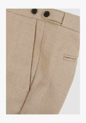 Beżowe dopasowane spodnie z teksturowanym splotem, z dwoma czarnymi guzikami, kieszenią boczną oraz subtelnym detalem plisowania.