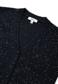 Cardigan nero in maglia con piccole paillettes argentate sparse, dotato di scollo a V, bordi a coste e bottoni rivestiti in tessuto.