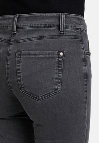 Betty Barclay MIT AUFGESETZTEN TASCHEN - Džíny Slim Fit - grey denim