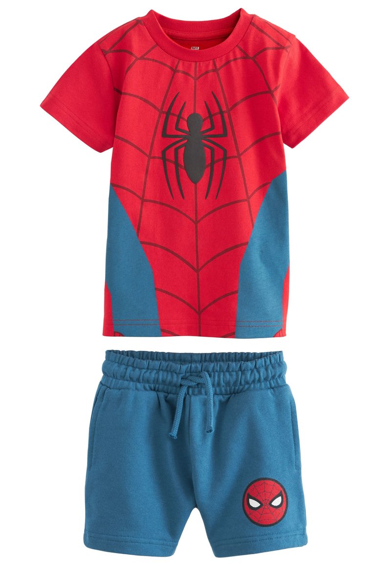 Rød kortærmet skjorte med sort edderkoppegrafik og blå detaljer, kombineret med blå shorts med en Spider-Man logo-patch. Bomuldsstof.