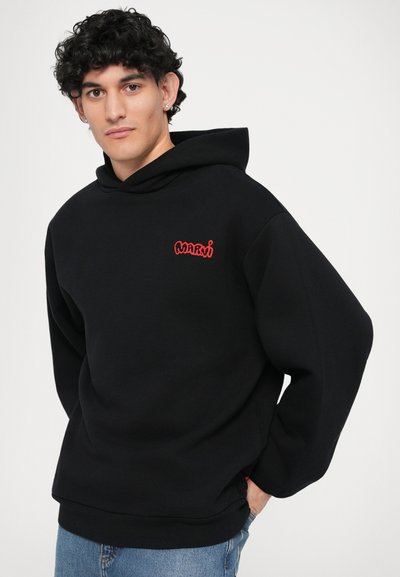 Schwarzer Kapuzenpullover mit einem roten gestickten Logo auf der Brust. Hergestellt aus weichem Stoff, mit lockerer Passform und gerippten Bündchen.
