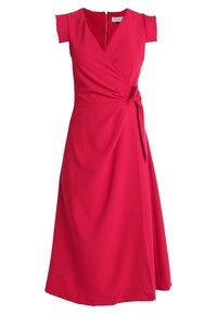 Robe à manches courtes et style portefeuille en tissu rose vif. Elle présente un corsage ajusté et une ceinture à la taille, s'étendant en une jupe fluide.