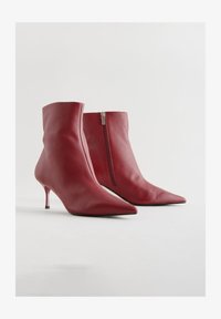 Ausgewählt, burgundy red