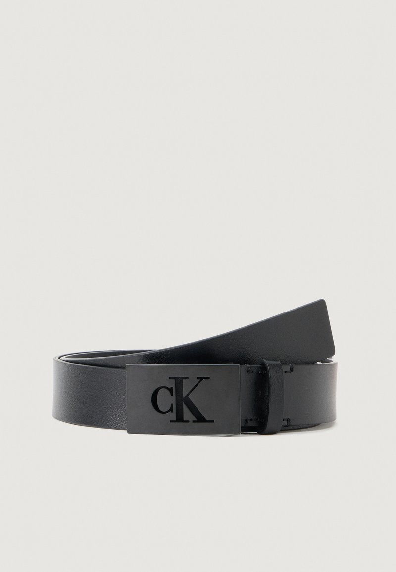 Curea din piele neagră, cu o cataramă rectangulară decorată cu logo-ul embosat 'cK'. Textură netedă, design elegant și stil clasic.