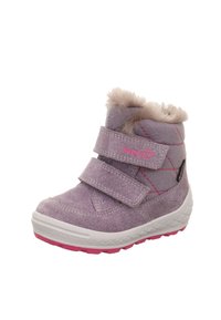 Fialová semišová kotníková bota se dvěma suchými zipy, bílou podešví, růžovými doplňky a chlupatou podšívkou na vrchu. Má texturovaný povrch a detaily prošívání.
