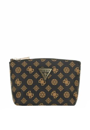 Pochette nera e marrone Guess con cerniera, con motivi ripetuti del logo e targhetta triangolare in metallo con il logo Guess sul davanti.