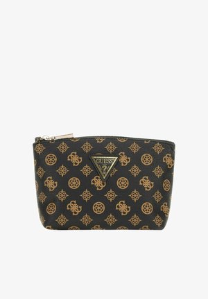 Bolso de mano negro y marrón de Guess con cremallera, con patrones repetidos del logotipo y una placa triangular de metal con el logo de Guess en el frente.