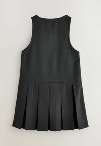 Zwarte mouwloze jurk met een geplooide rok. Gemaakt van gladde stof, met een ronde halslijn en stiksels langs de naad op de taille.