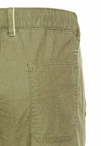 Khaki shorts med elastisk talje, med en lomme på bagsiden og kontrasterende syninger. Fremstillet af et glat, let stof.