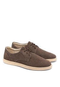 Braune Wildlederschuhe mit perforiertem Design, beiger Gummisohle und Schnürverschluss. Sie haben eine abgerundete Zehenpartie und schlichte Kanten.