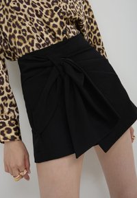 Calliope CON TORCIGLIONE - Gonna a portafoglio - nero