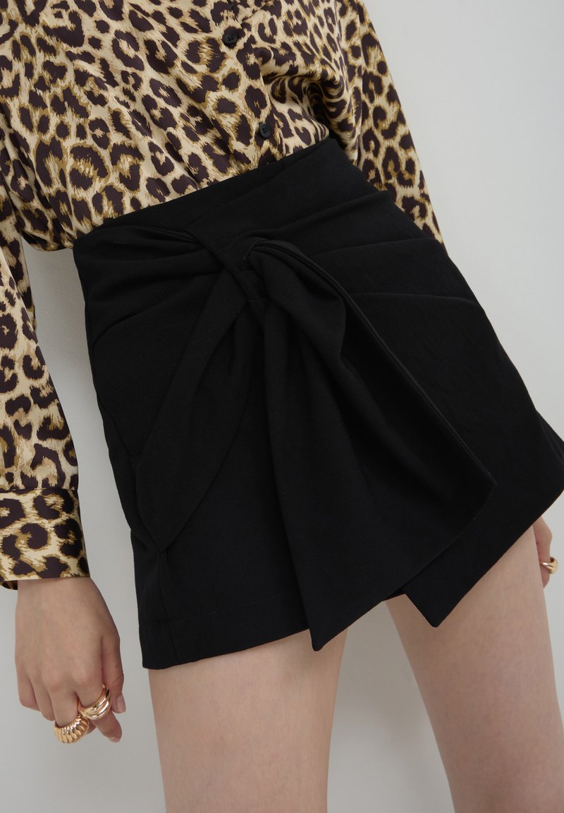 Calliope CON TORCIGLIONE - Gonna a portafoglio - nero