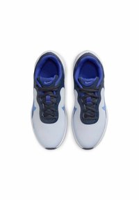 Zapatillas Nike con parte superior de malla azul clara, acentos en navy, cordones oscuros en contraste y una plantilla acolchada visible desde la vista superior.