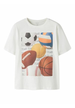 T-shirt blanc avec images imprimées de six ballons de sport : football, volley-ball, tennis, football américain, basket-ball et baseball.
