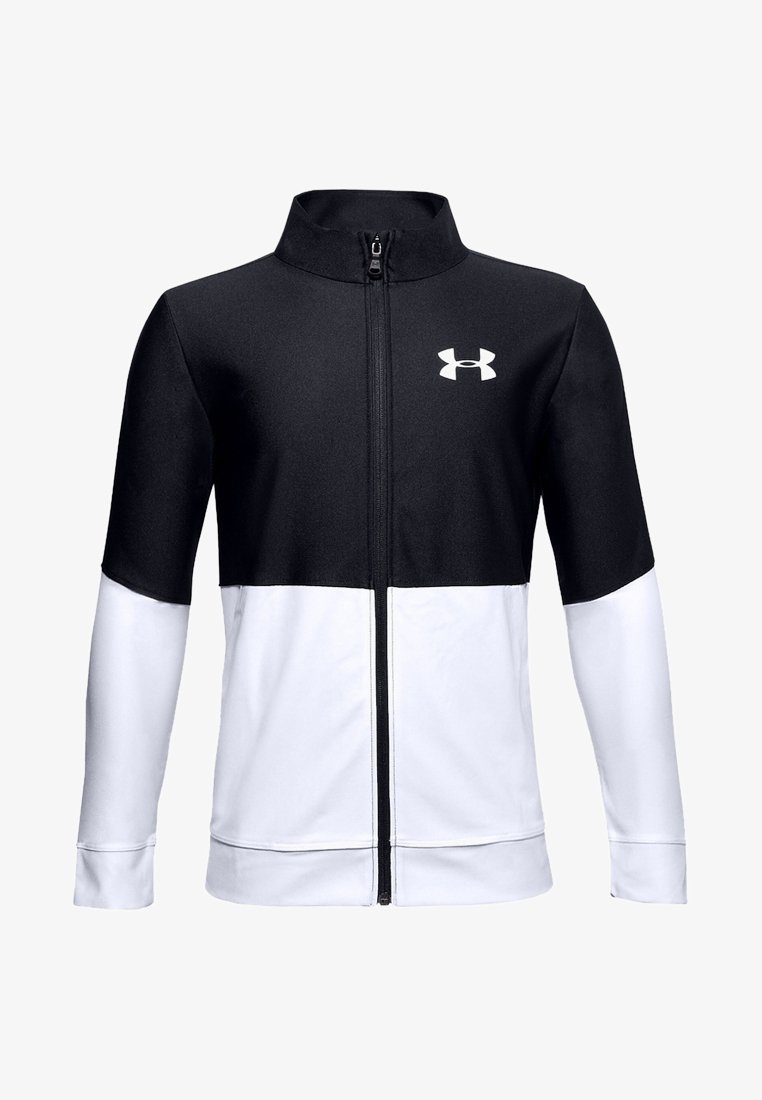 Chaqueta deportiva en blanco y negro con cuello alto, cremallera completa, fabricada en un material suave y elástico; cuenta con el logo en la parte superior izquierda.