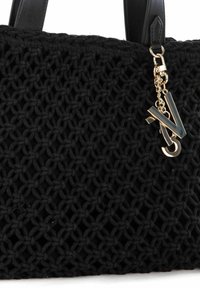Borsa tote nera intrecciata realizzata in materiale testurizzato, con un design a rete e una catena dorata con accentuazione del logo attaccata.