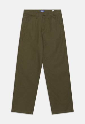 Zelené bavlnené nohavice s voľným strihom, ktoré majú bočné vrecká, zapínanie na gombík a viditeľné švy.