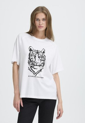 Weißes Baumwoll-T-Shirt mit einem Tiger-Grafikdruck und schwarzem Text "SEI FURCHTLOS WIE EIN TIGER." Lässige Passform mit kurzen Ärmeln.