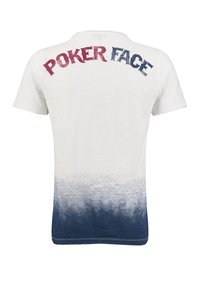 Biała koszulka z niebieskim efektem ombre na dole, z czerwonym i niebieskim napisem na plecach, który mówi "POKER FACE". Krótkie rękawy.