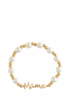 Armband in Goldoptik mit weißen Perlen und dem Wort "Mama" in Kursivschrift. Runde Perlen wechseln sich mit glatten Perlenakzenten ab.
