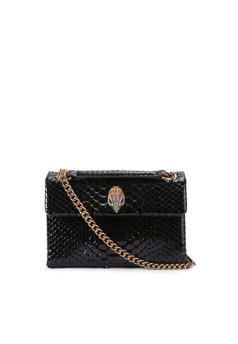 Borsa in pelle di serpente nera con tracolla in metallo dorato, caratterizzata da un emblema decorativo colorato sulla parte anteriore. Forma rettangolare con finitura lucida.