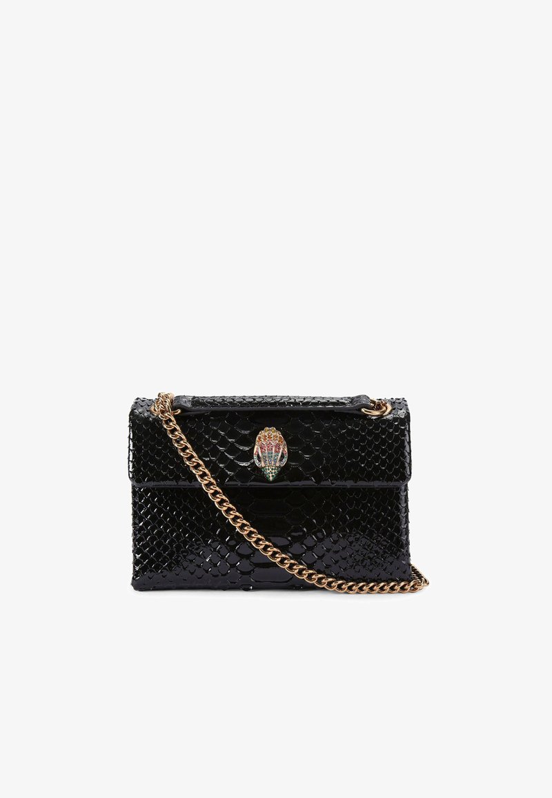 Borsa in pelle di serpente nera con tracolla in metallo dorato, caratterizzata da un emblema decorativo colorato sulla parte anteriore. Forma rettangolare con finitura lucida.