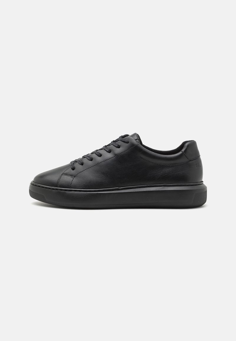 Sneakers neri in pelle con una finitura liscia, punta rotonda, design con lacci e suola in gomma testurizzata. Stile minimalista senza loghi visibili.