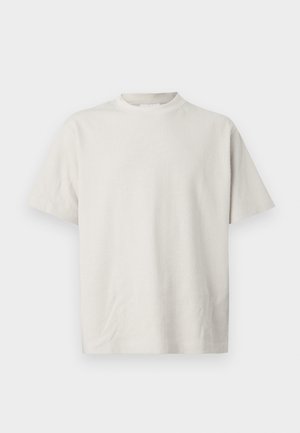 Lichtbeige T-shirt met korte mouwen gemaakt van geribbelde stof, met een hoge halslijn en een losse pasvorm zonder zichtbare naden of accenten.