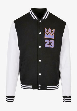 Mustvalge varsity jakk kontrastsete varrukatega, nupud, triibulised randmed, suur kroon ja number 23 tikitud ees.