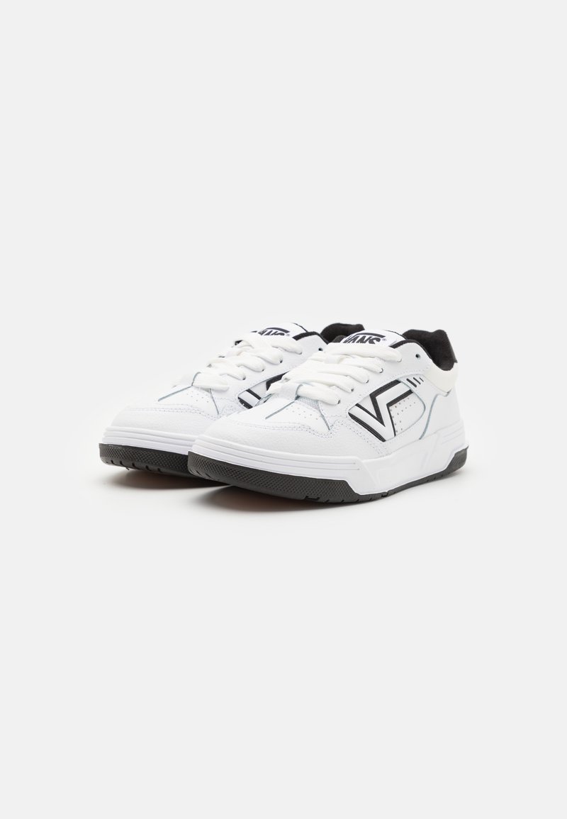 Weiße Low-Top-Sneaker mit schwarzen Akzenten, Gummisohle und Synthetik-Obermaterial. Schnürverschluss mit kontrastierendem Logo an der Seite.