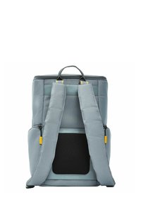 Zaino in tessuto grigio con spallacci imbottiti, chiusura con zip, manico superiore e un pannello in rete nera testurizzata sul retro. Design regolabile e funzionale.