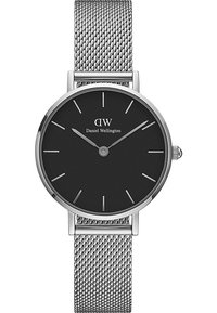 Montre-bracelet avec bracelet en maille argentée, cadran noir, index horaires minimalistes, deux aiguilles argentées et logo Daniel Wellington sur le cadran.