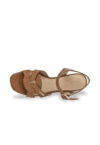 Sandale en cuir marron avec un bout carré, deux sangles entrelacées et une sangle à la cheville. Texture lisse et détail de logo subtil sur la semelle intérieure.