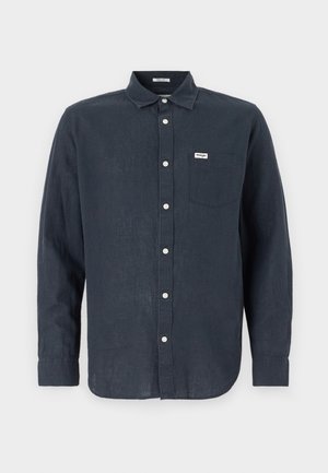 Mørkeblå langærmet skjorte lavet af linned, med en knap-ned krave, forlommer og hvide knapper. Wrangler-logo på lommen.