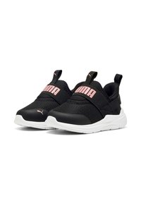Un par de zapatillas negras sin cordones con logotipos de Puma en rosa y suelas blancas, diseñadas para niños con detalles de malla y correas elásticas.