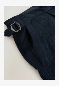 Sélectionné, navy blue