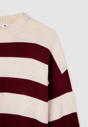 Maglione a righe rosse e crema, con colletto rotondo a costine e maniche lunghe, che mostra un tessuto testurizzato in colori alternati.