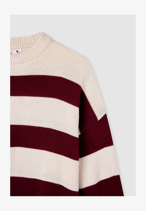 Maglione a righe rosse e crema, con colletto rotondo a costine e maniche lunghe, che mostra un tessuto testurizzato in colori alternati.