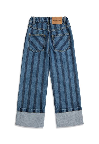 Pantalon en denim avec des rayures verticales bleu foncé, ourlets retroussés, deux poches arrière, et un patch en cuir marron de la marque "BOBO CHOSES".