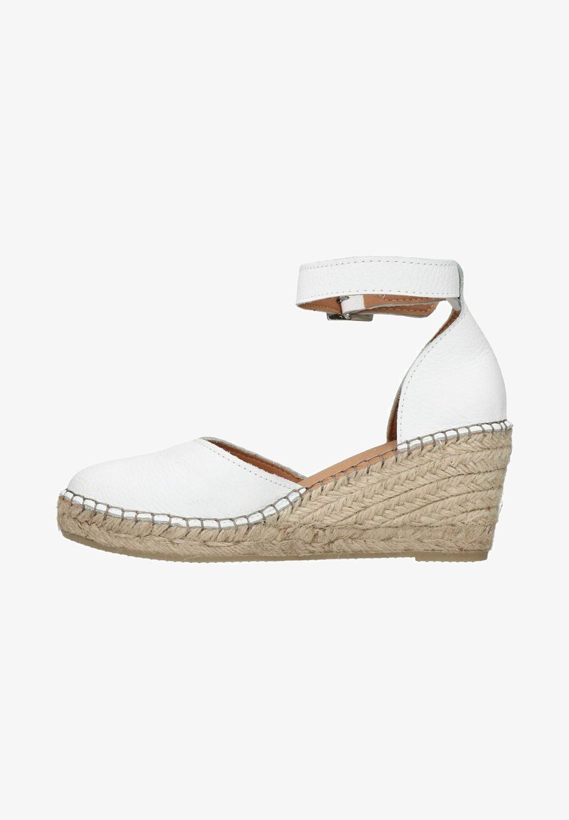 Weiße Leder-Espadrille mit Keilabsatz und Knöchelriemen, mit Jute umwickeltem Absatz, runder Spitze und genähten Akzenten. Glatte Textur und natürliche Oberfläche.