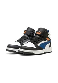 Schwarz-weiße High-Top-Sneaker mit blauen Akzenten, ausgestattet mit einem strukturierten Lederobermaterial, gepolstertem Kragen und kontrastierendem orangefarbenem Logo.